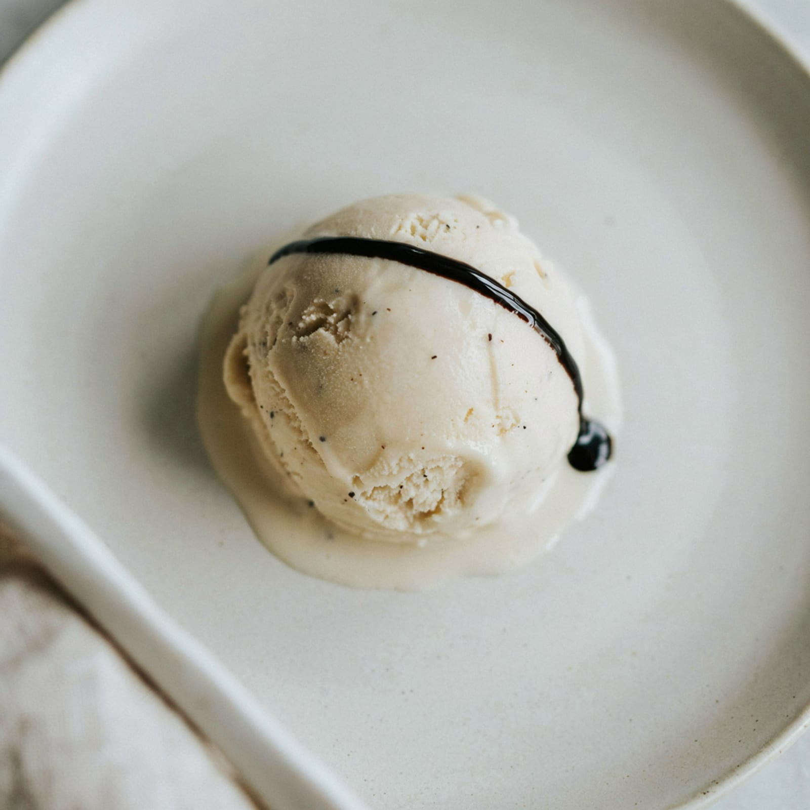 Aceite de semilla de calabaza sobre helado de vainilla – galería 2