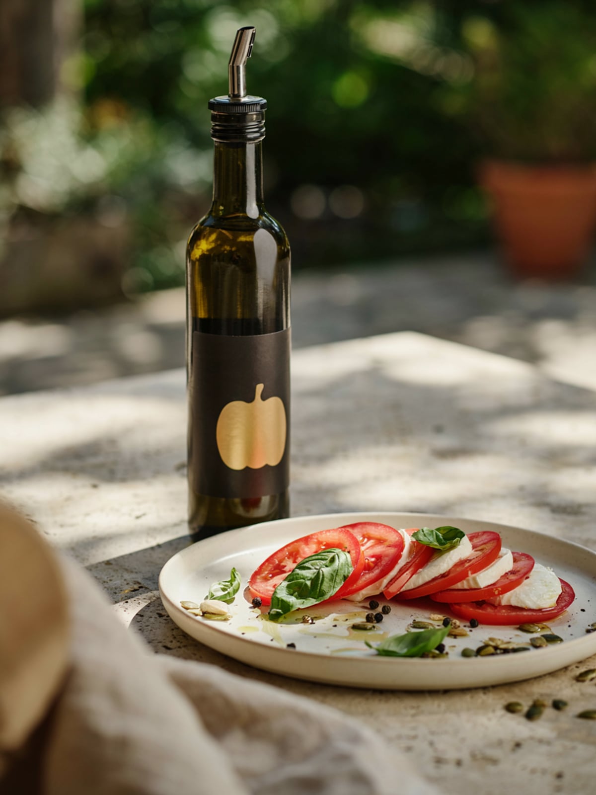 Tomate y mozzarella con aceite de calabaza