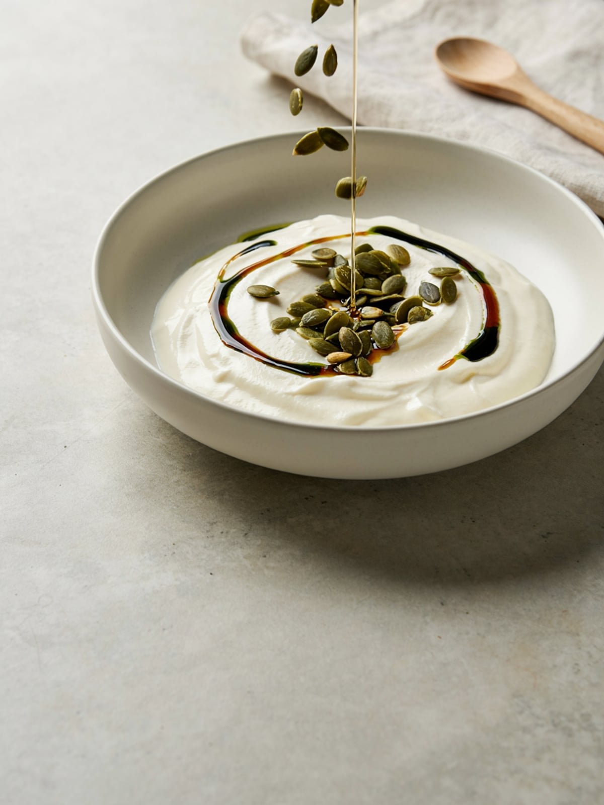 Bowl de yogur con aceite de calabaza
